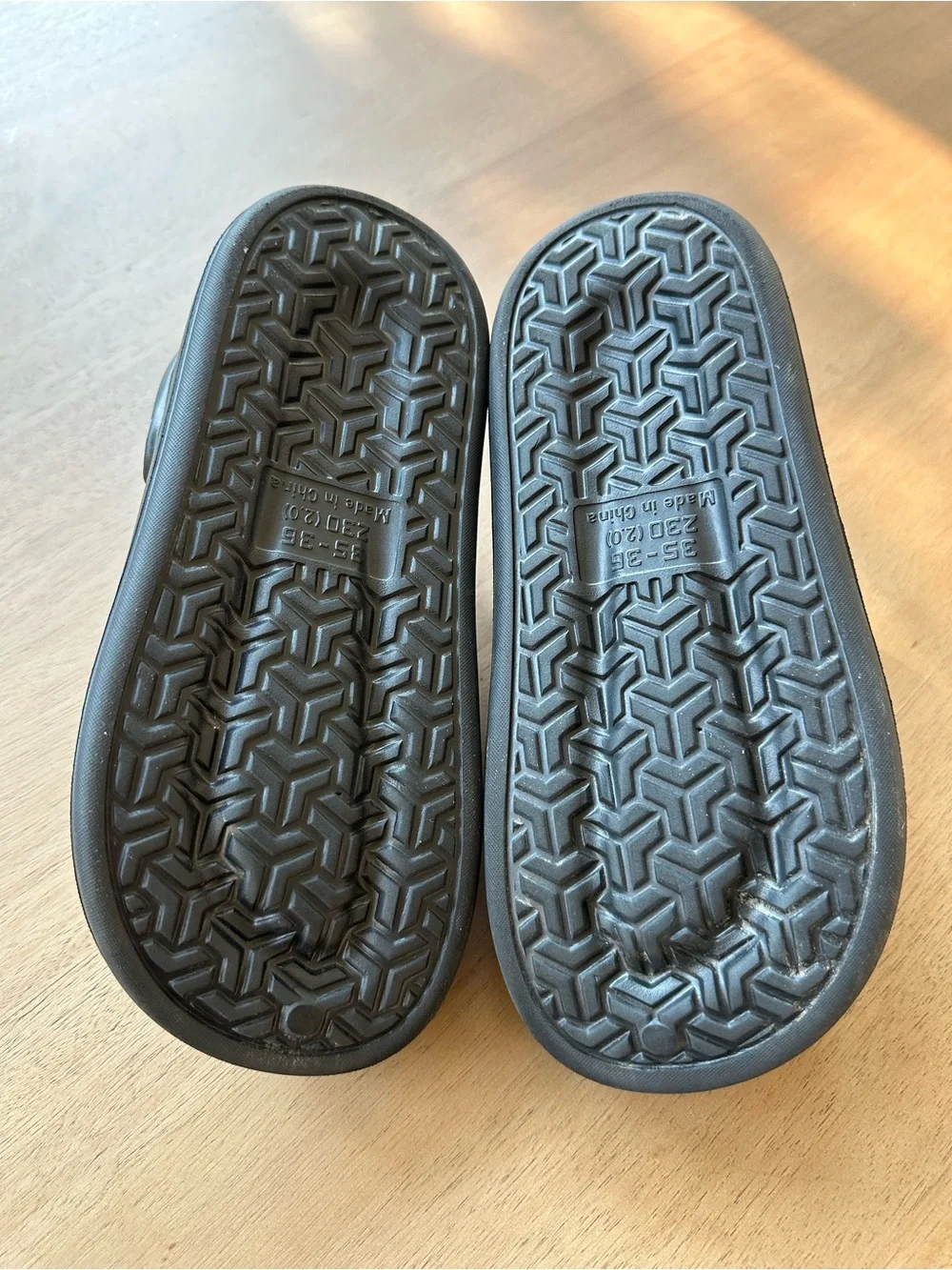 Clogs, US Size 3.5 Big Kid / EU 35–36, Black